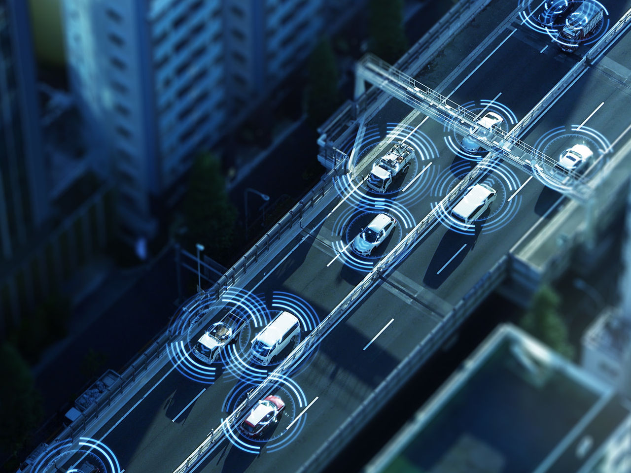 路上の車両を囲む接続ウェーブのイラスト。