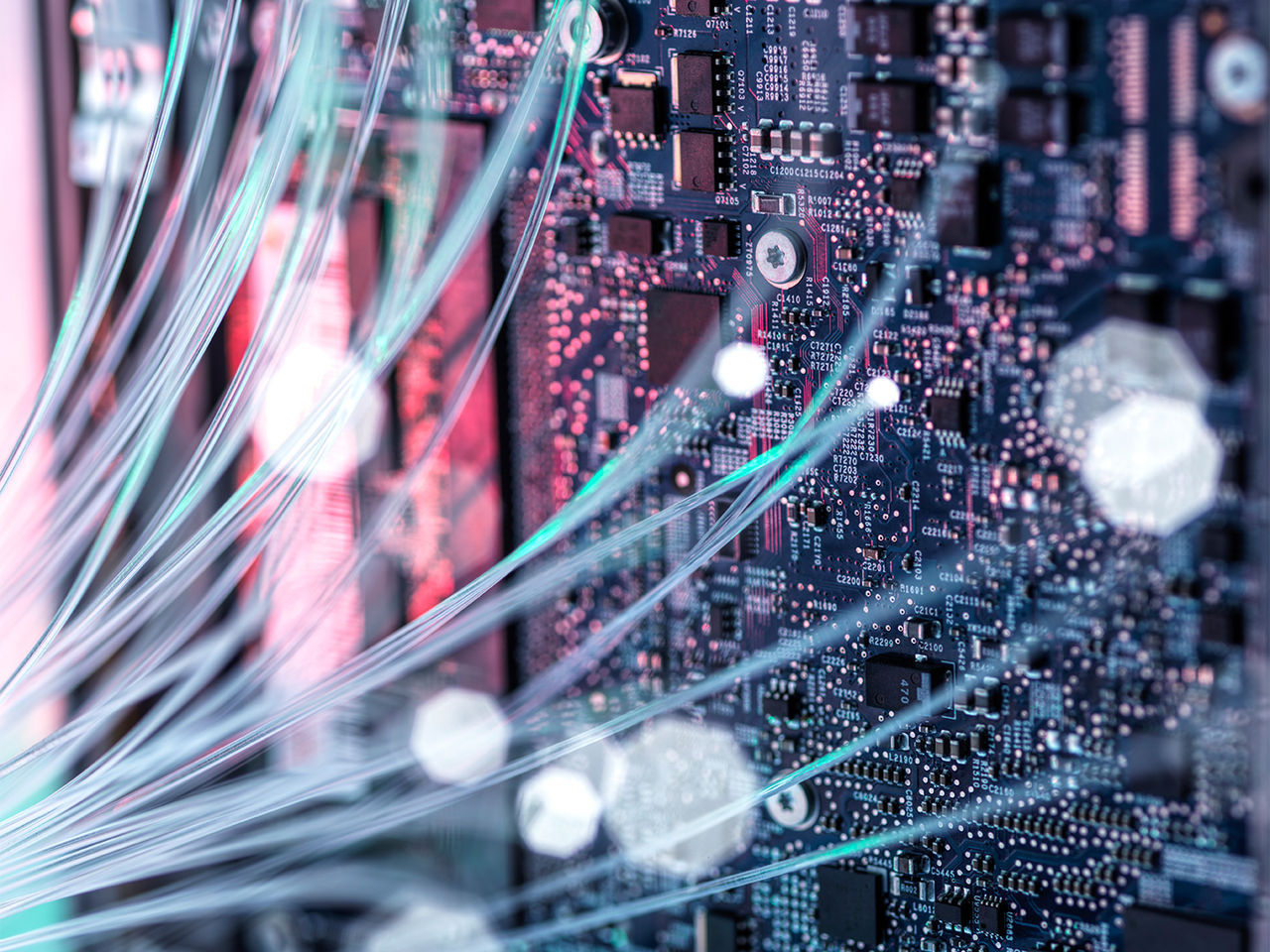 コンピューターのマザーボードに接続された光ファイバー用ケーブル。