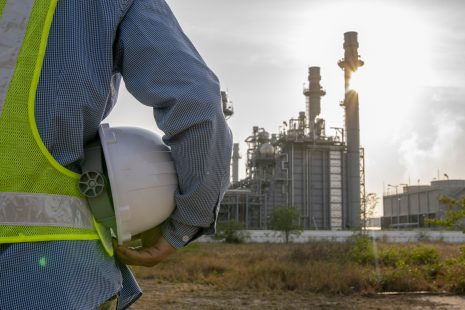 石油精製所の外にいる産業エンジニア。