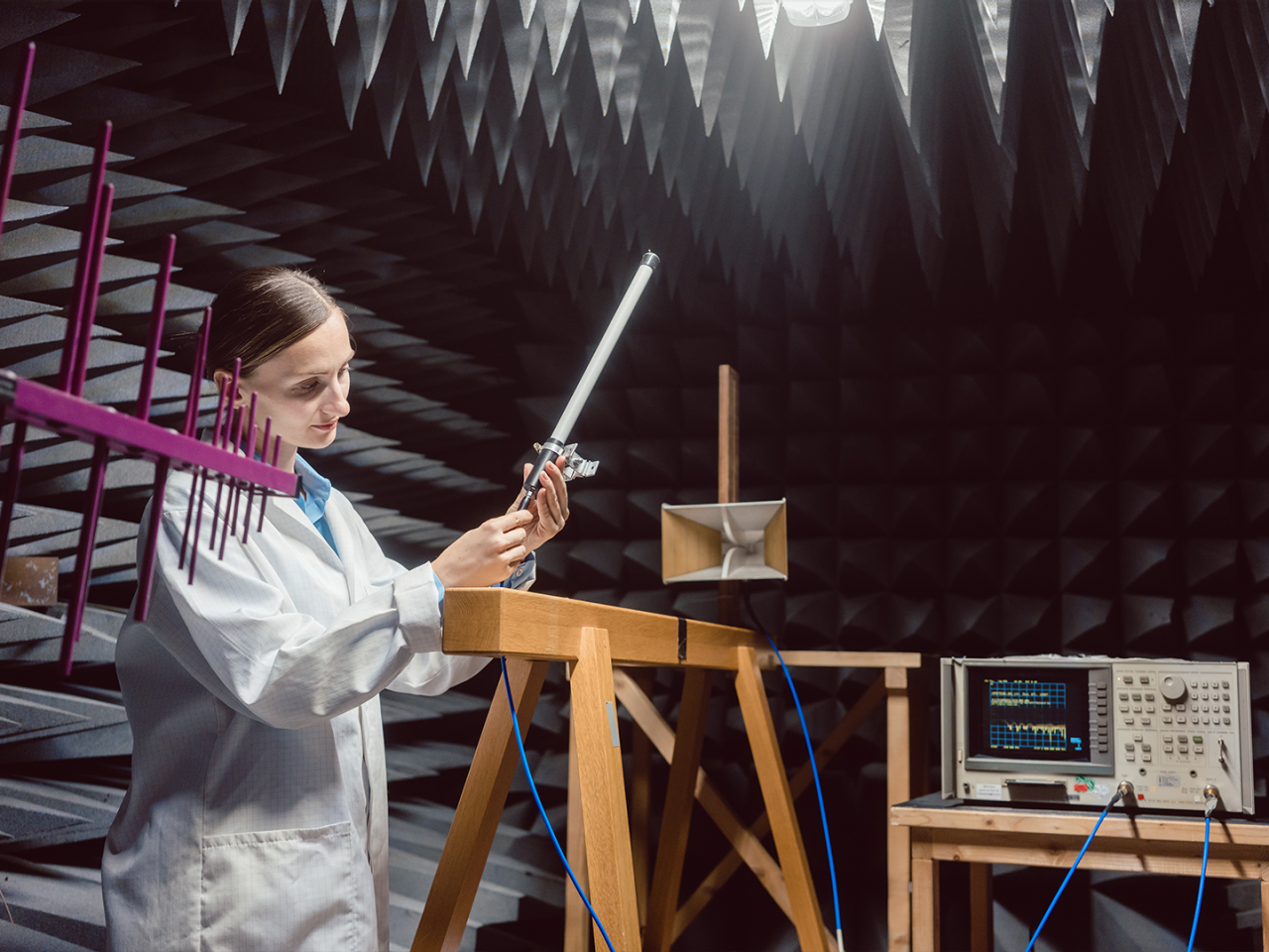 エンジニアは、無響室でRF測定機器を使用してアンテナテストを実行します。