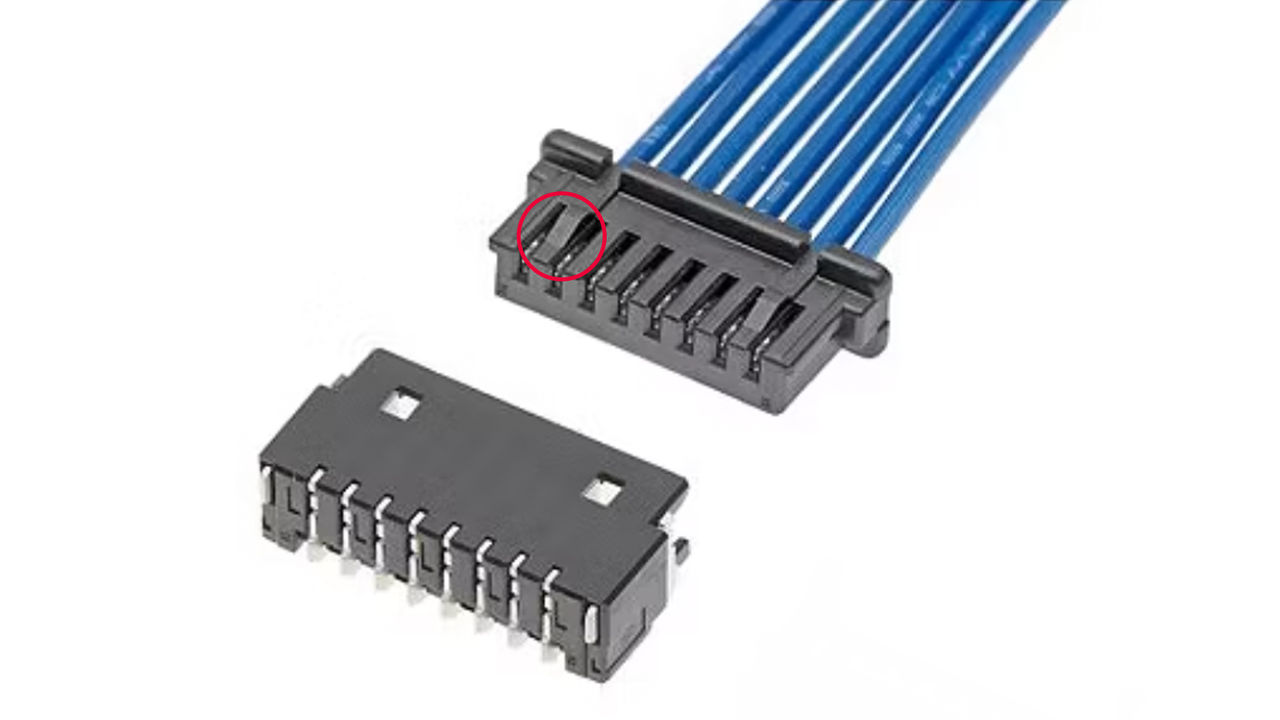 嵌合前のMolex OneBladeヘッダーとハウジング。フリクションロック保持形状がクローズアップされている。