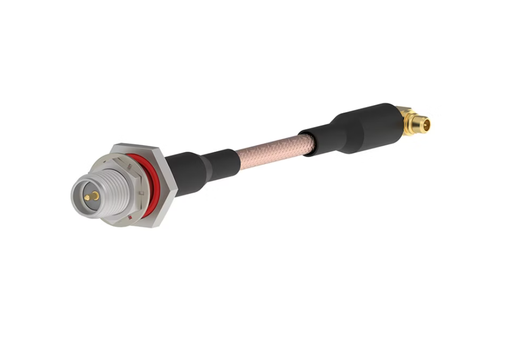 Molex SMAの逆極性メスコネクター（ジャックタイプ）。中心部の接点はソケットではなくピンになっています。
