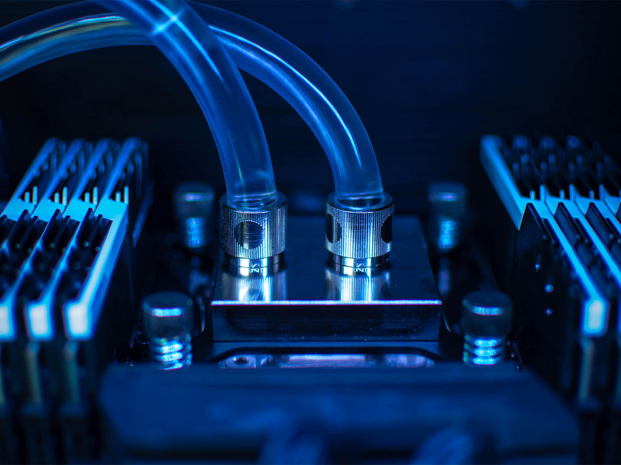 采用高性能 GPU 服务器机架和冷却系统的先进数据中心基础设施。