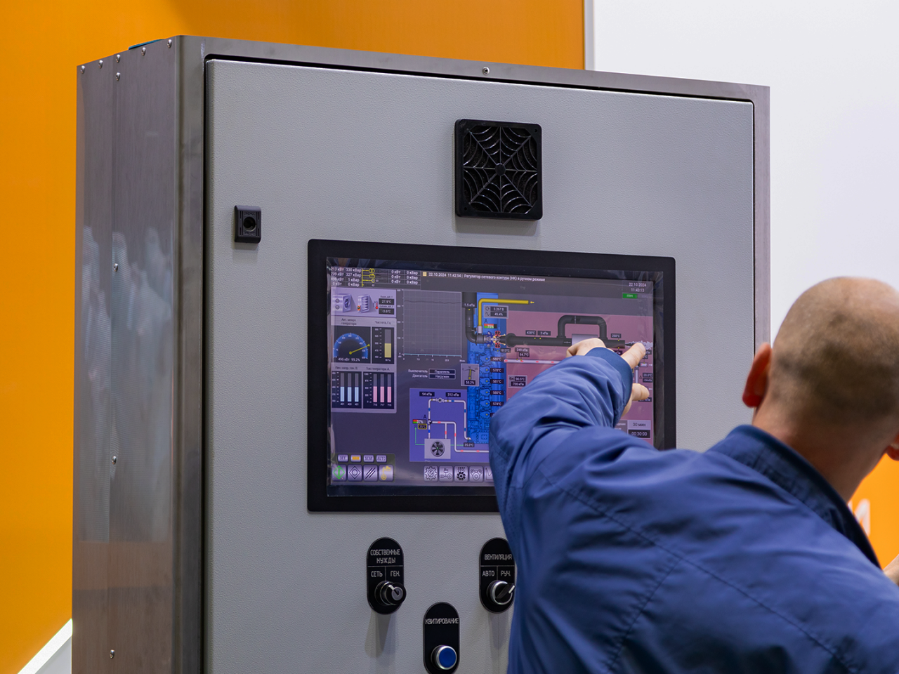 正使用采用智能 IoT 控制的 HVAC 触摸屏 