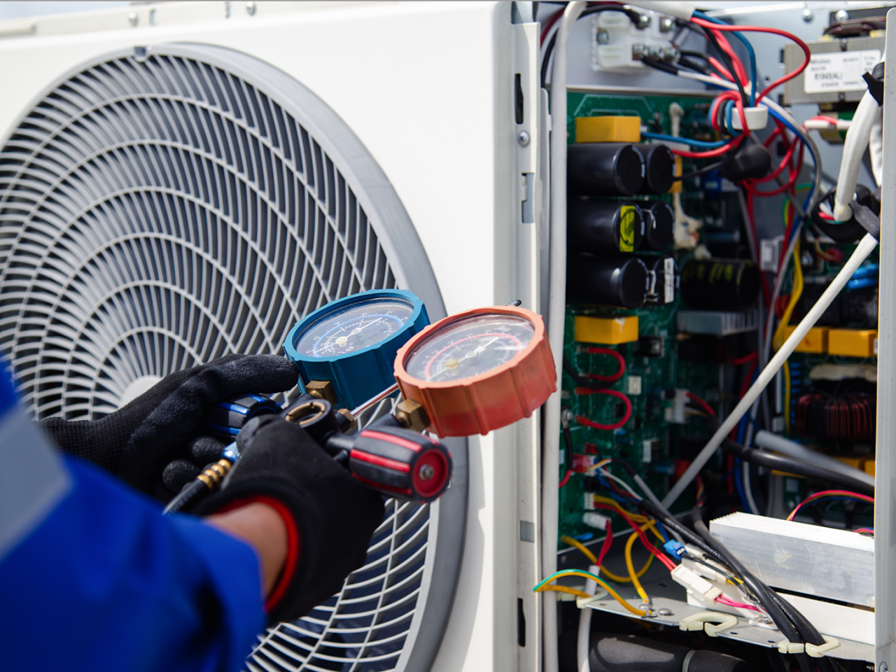 戴手套的技术人员正在进行 HVAC 维护 