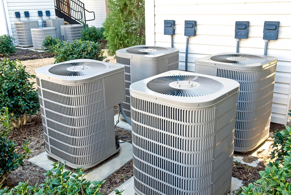 暴露于自然环境的四台 HVAC 装置 