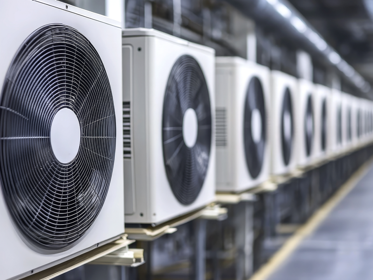大型设施中的一排工业 HVAC 装置。