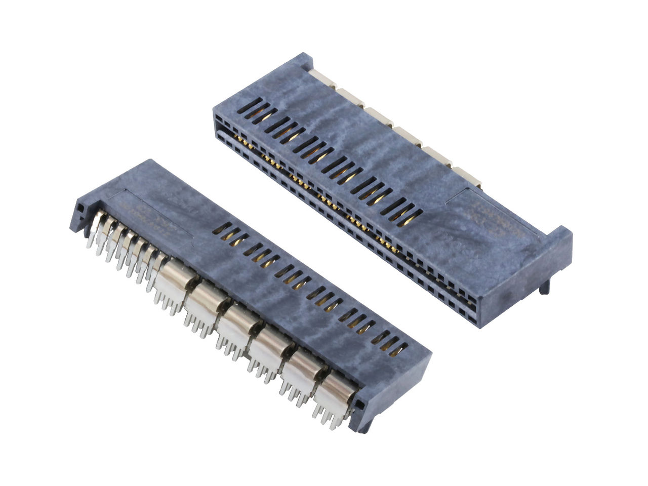图示为 Molex EXTreme PowerEdge Plus 侧边卡连接器的对配和未对配状态。